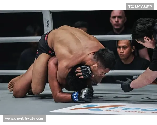 瓦莱保持不败 首回合裸绞降服对手精彩获胜